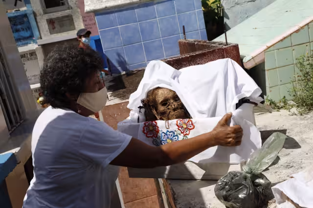 Cada año, en el cementerio, desde temprano acuden los pobladores a realizar la tradicional “limpieza de los santos restos”.