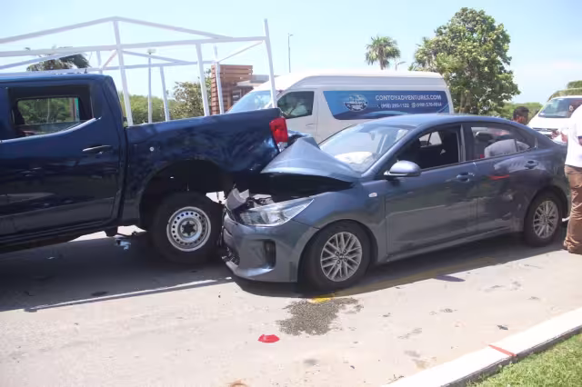 Registran accidente vehicular en el Boulevard Kukulcán de la Zona Hotelera de Cancún
