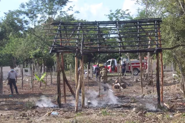 La estructura de una casa, ubicada en la calle 46 por 89, fue incendiada durante el enfrentamiento
