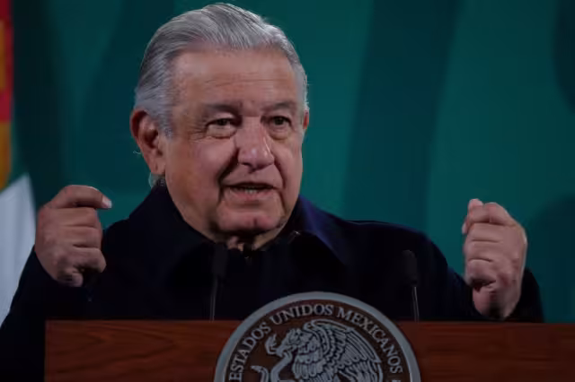 AMLO anunció que se aplicará la tercera dosis de la  vacuna contra el COVID-19 a todos los maestros y al personal de salud.