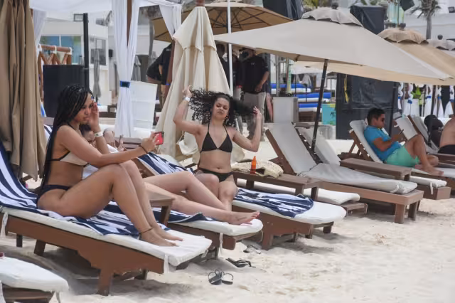 Turistas abarrotan las playas de Cancún, Quintana Roo