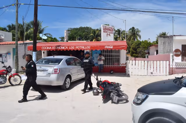 Paramédicos atendieron al motociclista tras presentar golpes en el cuerpo