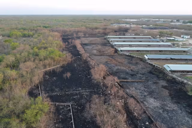 Los habitantes siguen en pie de lucha y han compartido imágenes de la evidente contaminación causada