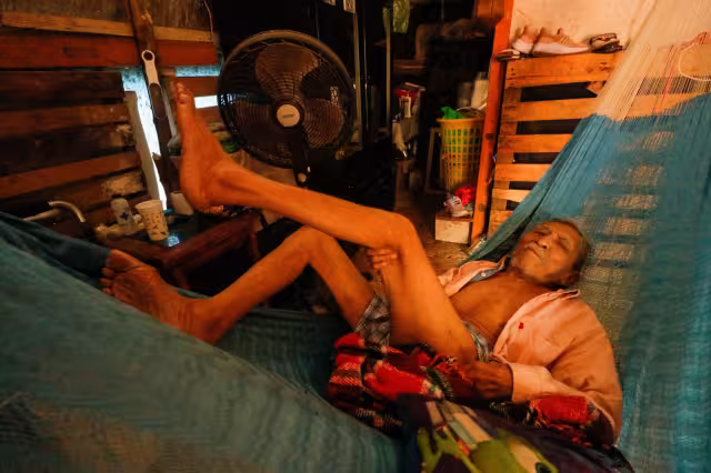 En medio de la pobreza, su hija Vilma, enferma del nervio ciático, le da de comer y lo ayuda a levantarse para ir al baño