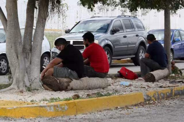 Esperan afuera del hospital que sus familiares logren vencer al COVID-19
