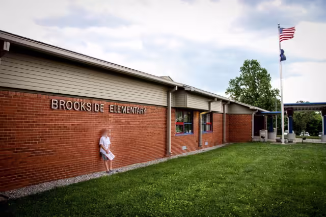 La maestra fue detenida y presenta cargos por estrangulamiento y lesiones