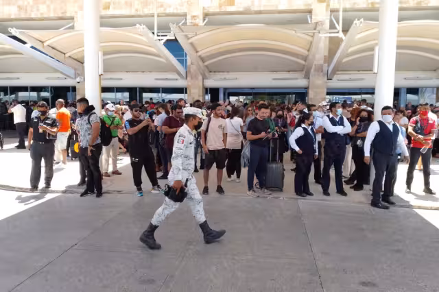 Elementos de la Guardia Nacional calmaron a los turistas que huían de la Terminal 3 en el aeropuerto de Cancún