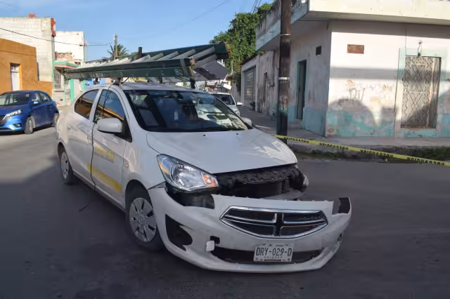 La motociclista fue trasladada a un hospital debido a que sangraba de la cabeza