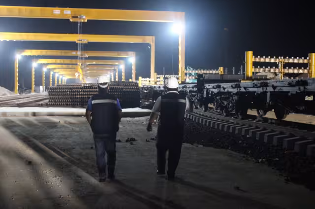 El jefe del Ejecutivo realizó la inspección visual a bordo de un helicóptero de la Sedena, escoltado por otra aeronave de tipo milita