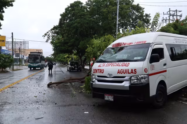 Al lugar llegaron paramédicos de la Secretaría de Seguridad Pública SSP para hacerse cargo del accidente
