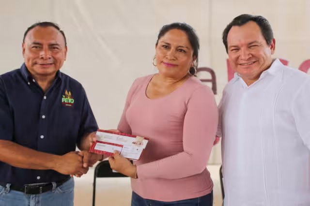 En Peto, el Delegado del Gobierno entregó 600 mil pesos en beneficio de las escuelas