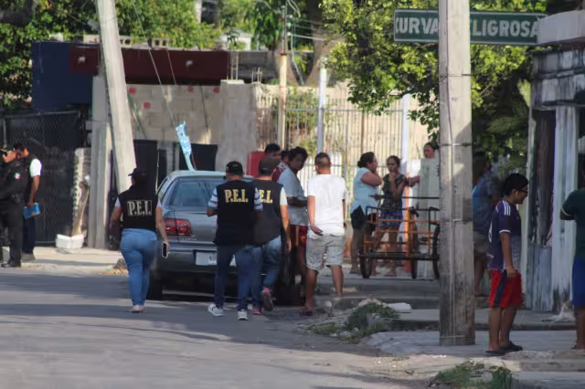 Los vecinos de la calle 87 entre 66 y 64-C, del segundoi cuadro del Centro, vieron perturbada la tranquilidad de la zona con la llegada de decenas de policías
