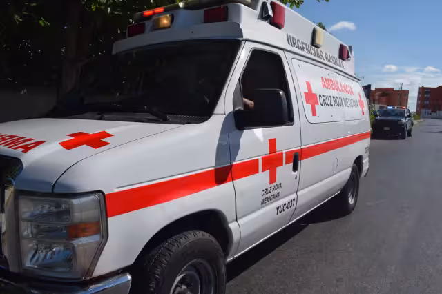 La mujer fue trasladada de emergencias al hospital por los diversos golpes que presentó