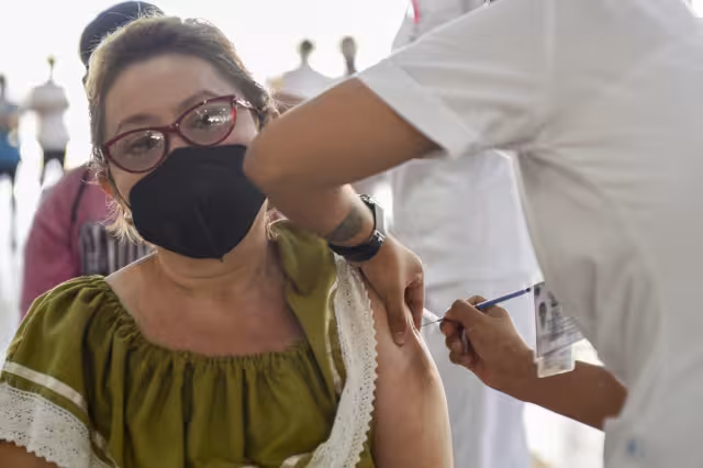 En 2020, solo 25 personas con reacciones alérgicas a algún tipo de vacuna, por la vacuna de COVID-19 aumentó a 218 personas