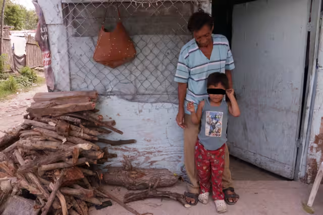 Con los 30 pesos que logra al día con la venta de leña, José y su hijo tienen que saciar su hambre ante la imposibilidad de obtener empleo