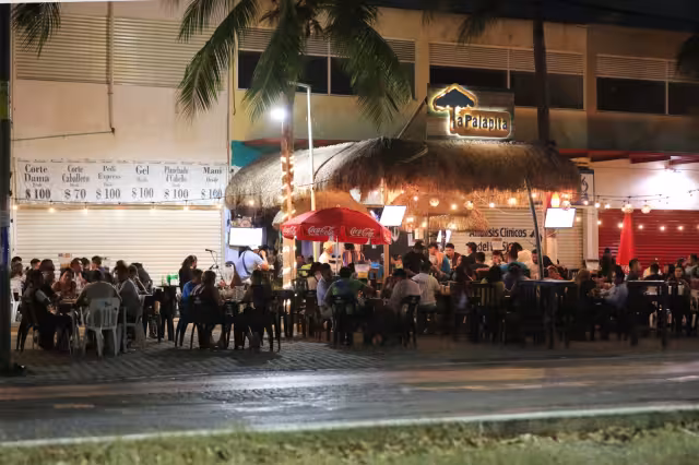 Bares ubicados en las regiones y colonias de Cancún incumplen protocolos sanitarios