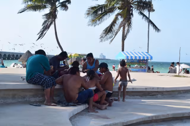 A partir de las 14:00 horas empezaron a llegar los clientes a los restaurantes