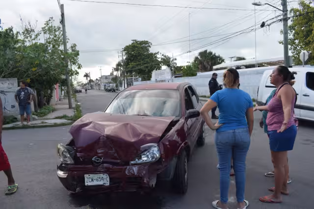 El auto presentó graves daños materiales tras el choque
