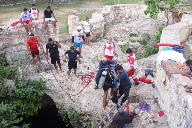 El operativo de búsqueda y rescate se realiza en el “Cenote Azul” ubicado en región 225 de Cancún