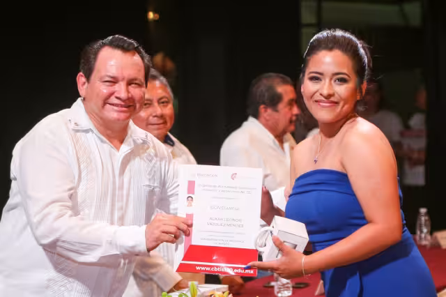 La ceremonia de graduación se llevó a cabo en el Teatro Armando Manzanero de Mérida