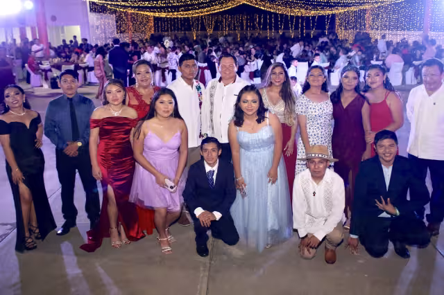 Joaquín Díaz Mena felicitó a los padres de familia por el esfuerzo realizado en apoyo de sus hijos