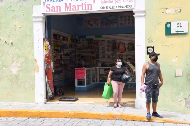 Una madre relató que llevaba gastados mil 400 pesos en diversos artículos para sus dos hijas de primaria y secundaria