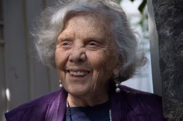 La escritora mexicana Elena Poniatowska, reconocida por su obra La noche de Tlatelolco, cumple 90 años de edad.

