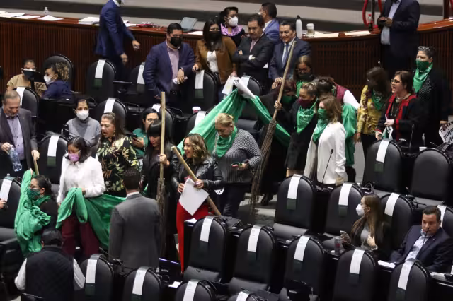 Diputadas del PRD y Morena intercambian insultos en sesión