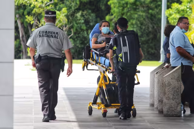 La viajera fue atendida por paramédicos a las afueras del Aeropuerto Internacional de Cancún; se reporta estable