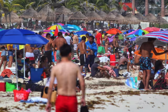 Familias mexicanas y turistas aprovecharon del día festivo para reunirse frente al mar a consumir bebidas embriagante sin respetar la sana distancia