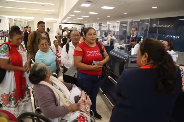 Los abuelitos viajan gracias al Programa Cabecitas Blancas del Indemaya
