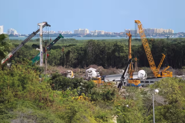 El puente vehicular Nichupté, la ampliación del boulevard Colosio y avenida Chac Mool, y el distribuidor Aeropuerto mejorarán la vialidad