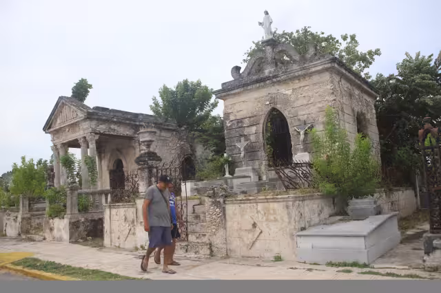 Los visitantes aseguran tener miedo de pasar cerca de mausoleos con grandes estatuas por miedo a que se derrumben