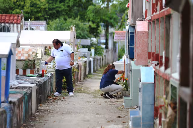 Les dejan a sus finados sus comidas predilectas