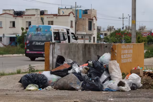 Las bolsas de basura se acumulan en tiraderos en vía pública en Cancún ante la falta de recoja de basura en puntos de la ciudad