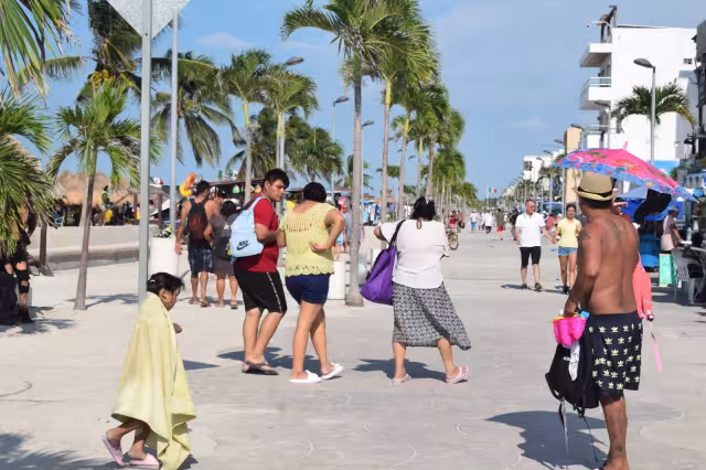 Las personas acudieron a la playa a pasar un fin de semana