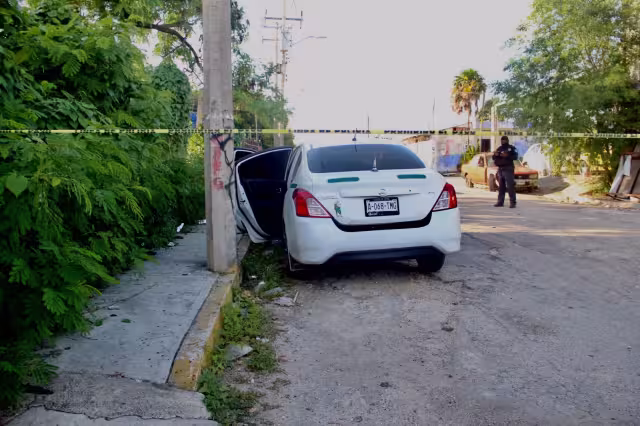 El taxi es un vehículo Nissan, tipo Versa, con placas de circulación A-68-TGM, con número económico 8692