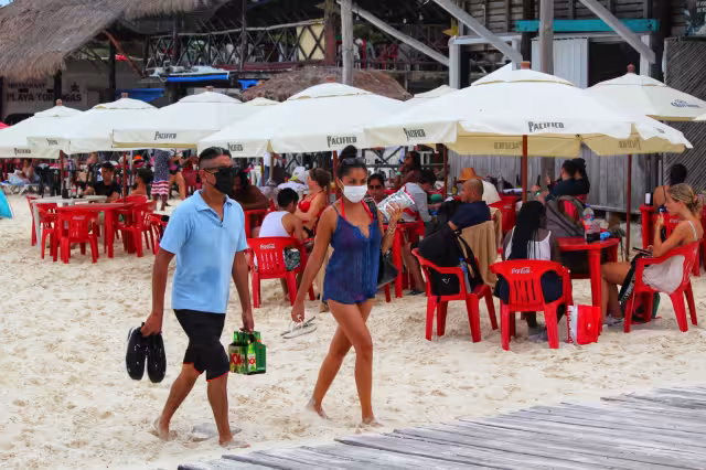 Algunos ciudadanos 'adelantaron' la llegada del Semáforo Verde en Cancún el fin de semana, pues acudieron a playas de la ciudad