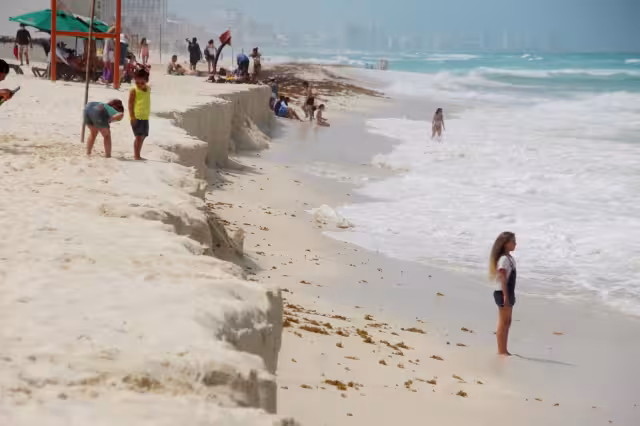 El talud de arena en Playa Defines más alto, alcanza los dos metros de altura, arriesgando a los bañistas a caídas