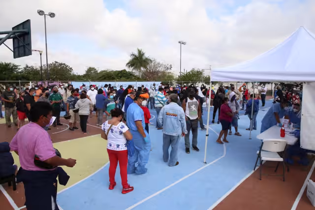 Algunas personas hacen fila desde muy temprano para alcanzar una de las fichas