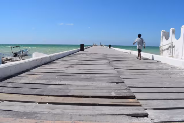 Un grupo de bebedores callejeros espantan a los turistas
