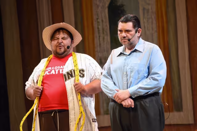 Para finalizar la noche, el Ballet Folklórico de Yucatán, dio alarde de sus dotes artísticas al ritmo de la jarana, que hizo que algunos asistentes sacaran sus mejores pasos