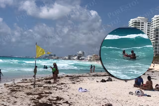 La bandera amarilla estaba colocada en la orilla de Playa Gaviota Azul en la Zona Hotelera de Cancún, que marca un peligro moderado debido al oleaje y corrientes de retorno
