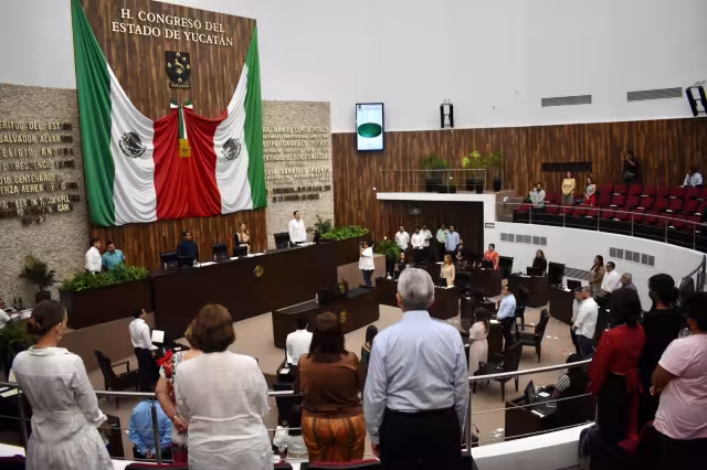 Diputados dieron un minuto de silencio por la muerte de Sandra Peniche