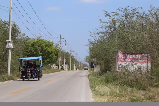 Las empresas colocan carteles pequeños anunciando la venta de los terrenos