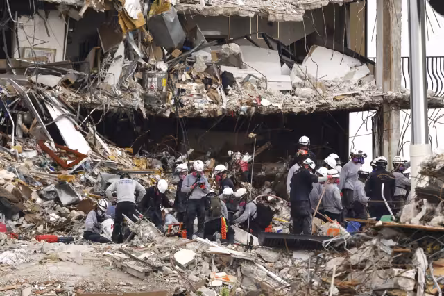 Los cuerpos fueron extraídos de entre los restos de hierros y hormigón