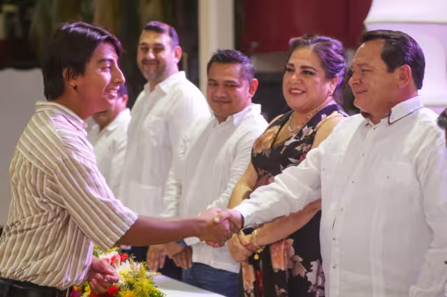 Alumnos distinguidos recibieron reconocimientos por su desempeño académico.