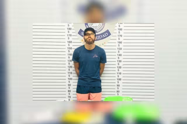 El hombre estadounidense permanecerá en la Fiscalía General de Quintana Roo, sede Playa del Carmen, por portación de droga