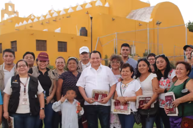 Familias yucatecas son beneficiadas con las becas Benito Juárez.