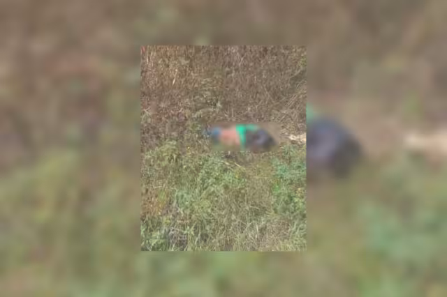 El motociclista quedó tendido entre la maleza a un lado de la carretera tras el accidente que le quitó la vida en la Zona Maya de Q.Roo